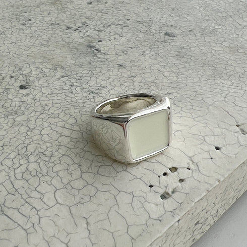 Lulu signet ring